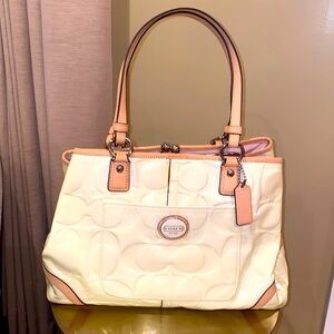 Coach. Cream color shoulder bag.